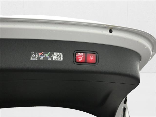 Photo of 2025 Polar White Mercedes-Benz GLC 350e