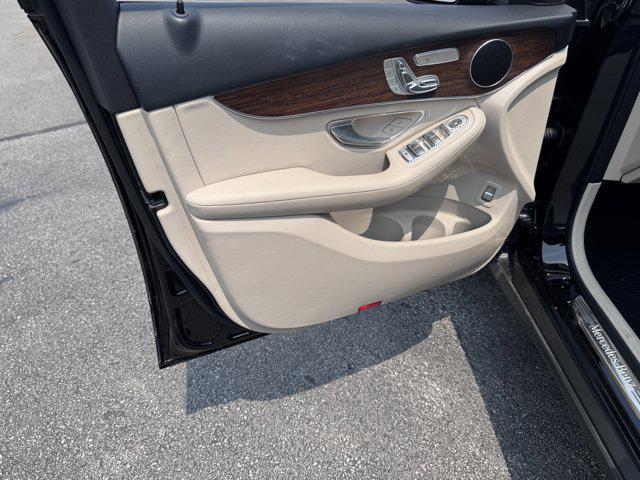 Photo of 2022 Black Mercedes-Benz GLC 300