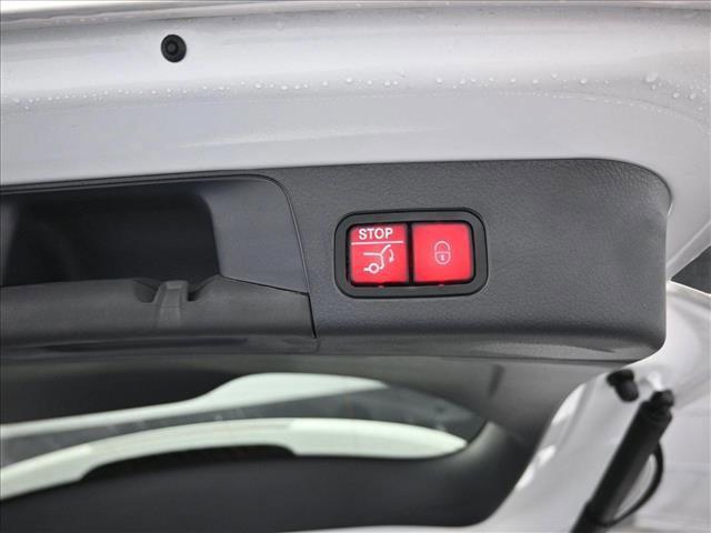 Photo of 2025 Polar White Mercedes-Benz GLB 250
