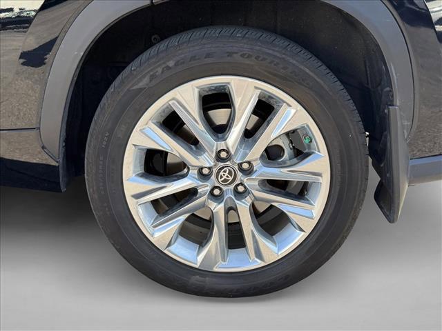 Photo of 2023 Midnight Black Metallic Toyota Highlander Hybrid