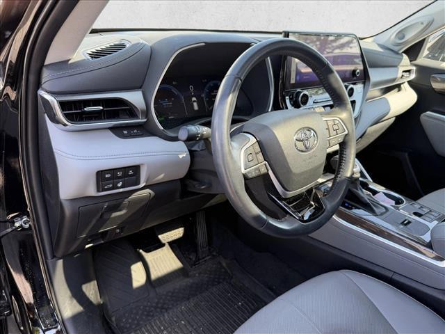 Photo of 2023 Midnight Black Metallic Toyota Highlander Hybrid