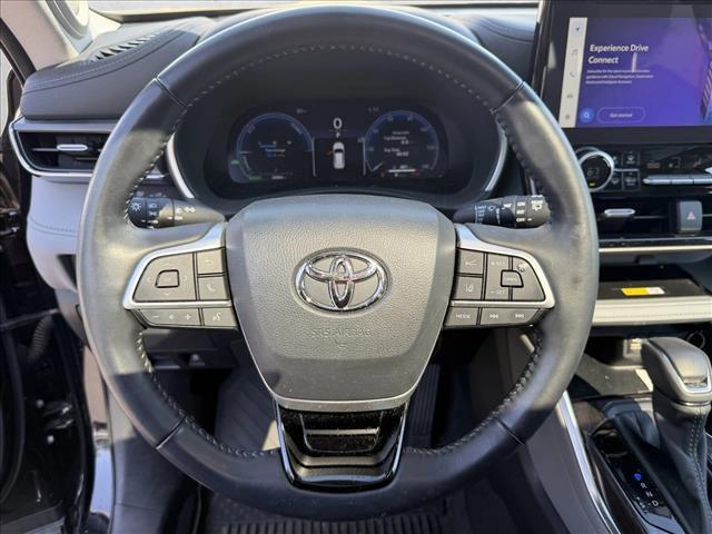 Photo of 2023 Midnight Black Metallic Toyota Highlander Hybrid