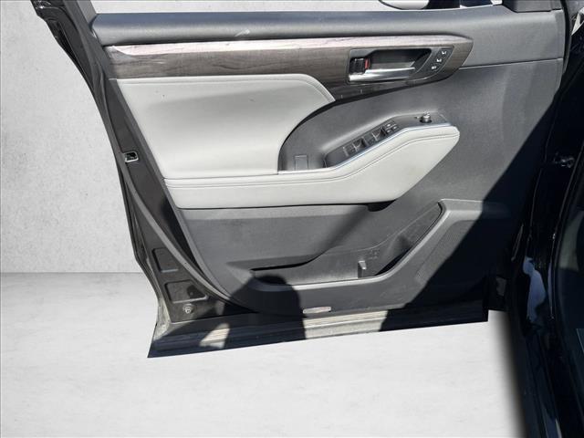 Photo of 2023 Midnight Black Metallic Toyota Highlander Hybrid