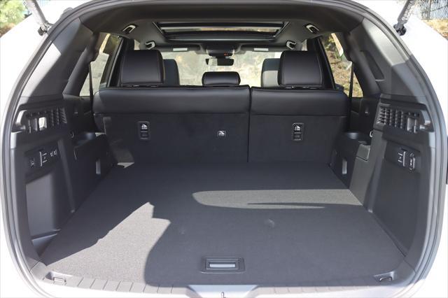 Photo of 2025 Rhodium White Premium Mazda CX-70 PHEV