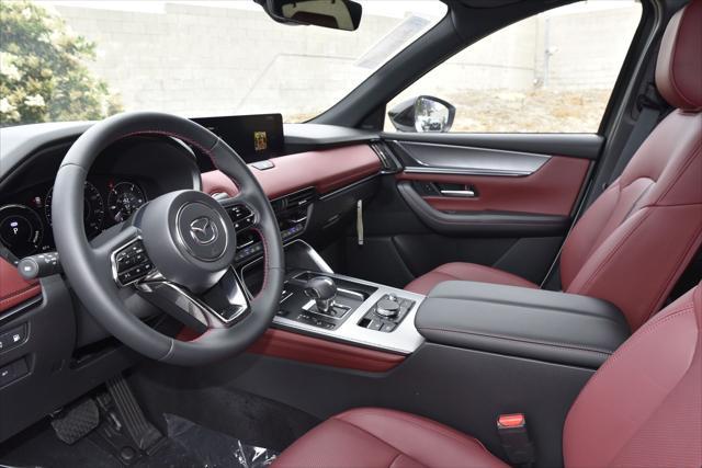 Photo of 2025 Rhodium White Premium Mazda CX-70 PHEV