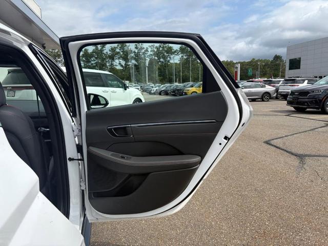 Photo of 2022 White Hyundai SONATA