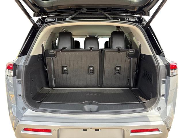 Photo of 2024 2t Gry Blk Roof Nissan Pathfinder
