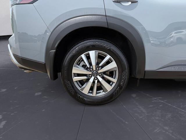 Photo of 2024 2t Gry Blk Roof Nissan Pathfinder