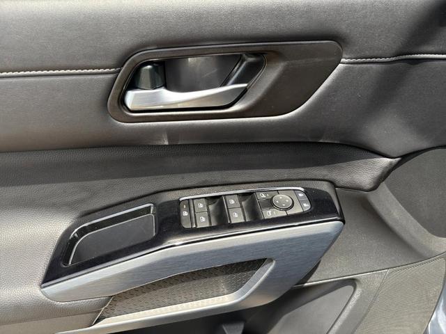 Photo of 2024 2t Gry Blk Roof Nissan Pathfinder