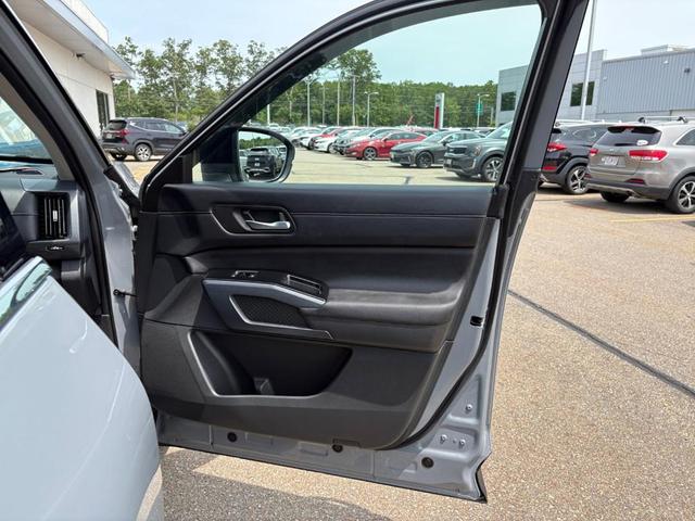 Photo of 2024 2t Gry Blk Roof Nissan Pathfinder
