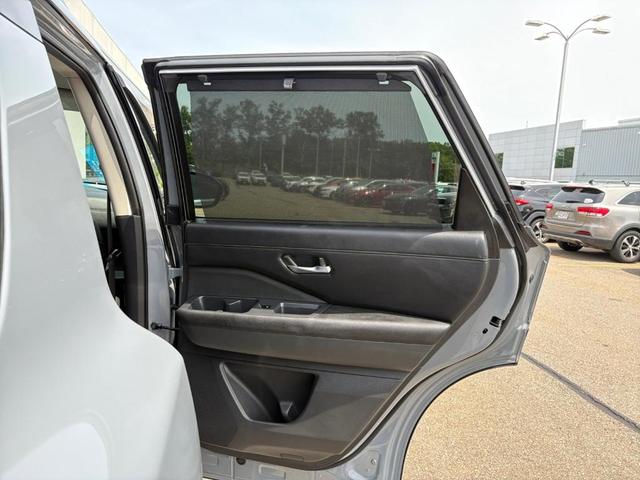 Photo of 2024 2t Gry Blk Roof Nissan Pathfinder