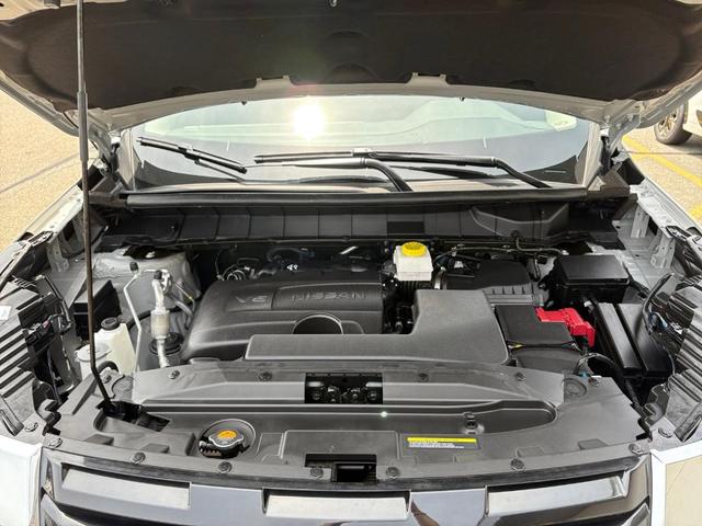 Photo of 2024 2t Gry Blk Roof Nissan Pathfinder
