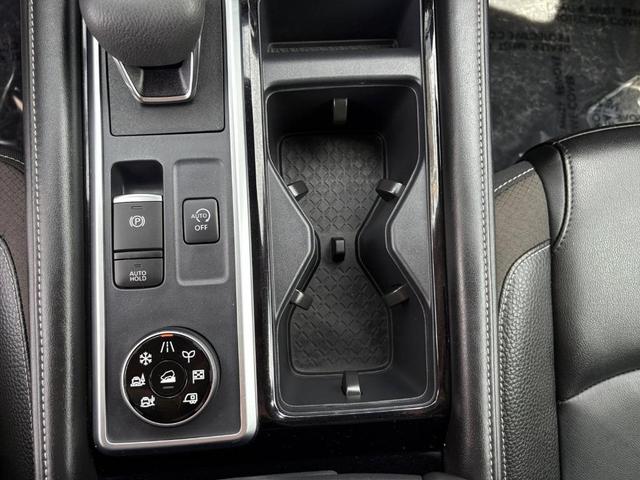 Photo of 2024 2t Gry Blk Roof Nissan Pathfinder