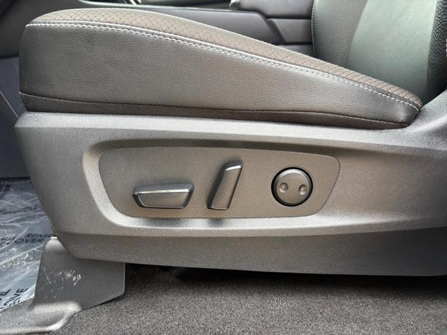 Photo of 2024 2t Gry Blk Roof Nissan Pathfinder