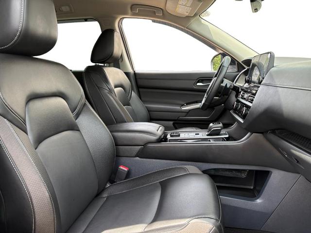 Photo of 2024 2t Gry Blk Roof Nissan Pathfinder