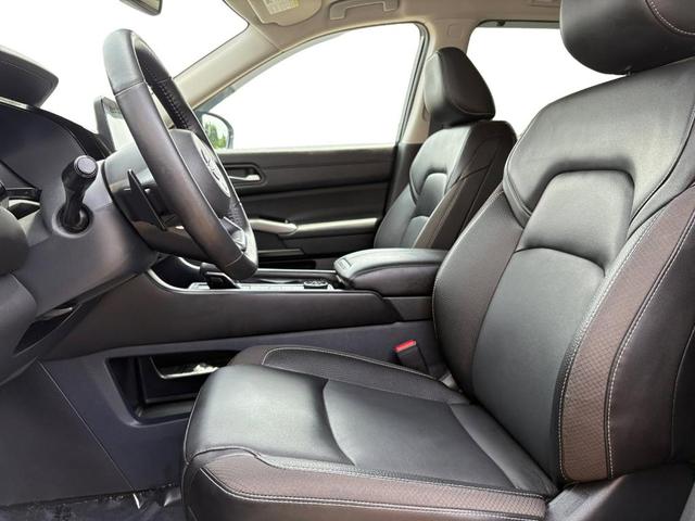 Photo of 2024 2t Gry Blk Roof Nissan Pathfinder