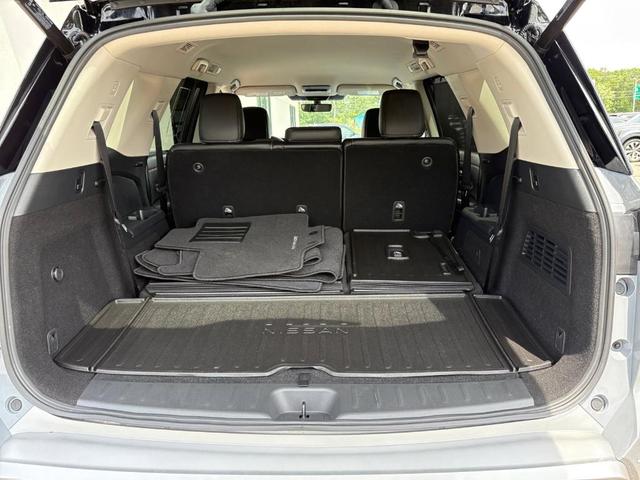 Photo of 2024 2t Gry Blk Roof Nissan Pathfinder