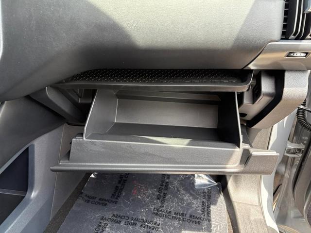 Photo of 2024 2t Gry Blk Roof Nissan Pathfinder