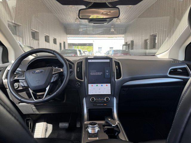 Photo of 2024 Agate Black Metallic Ford Edge
