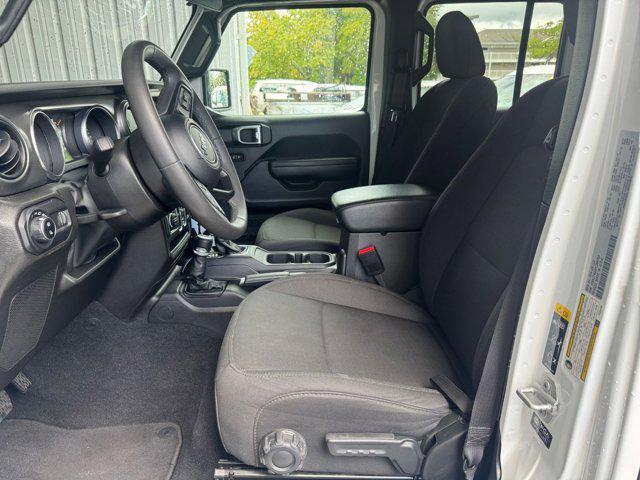 Photo of 2023 Bright White Clearcoat Jeep Gladiator