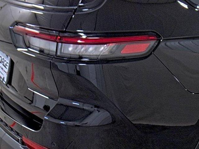 Photo of 2025 Diamond Black Crystal Pearlcoat Jeep Grand Cherokee L