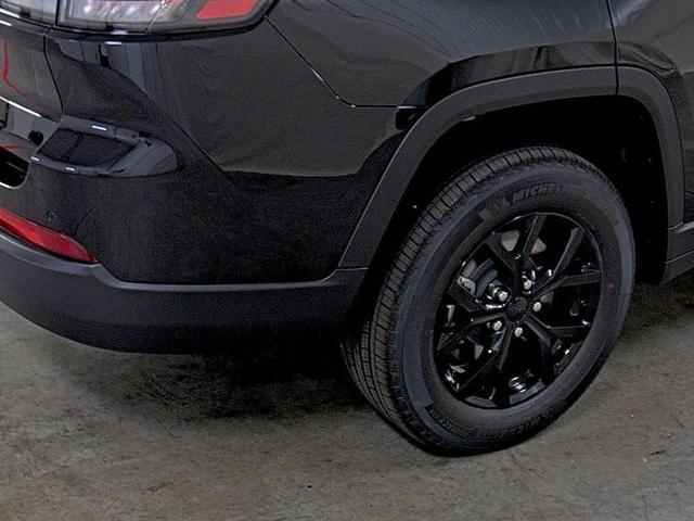 Photo of 2025 Diamond Black Crystal Pearlcoat Jeep Grand Cherokee L
