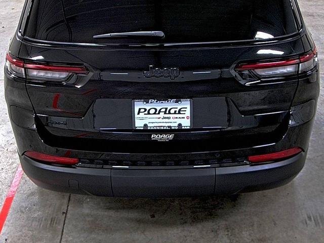 Photo of 2025 Diamond Black Crystal Pearlcoat Jeep Grand Cherokee L