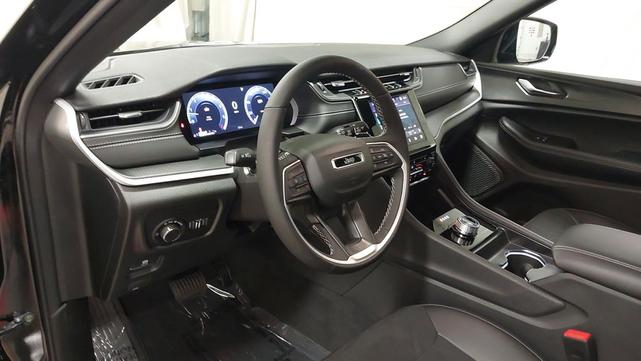 Photo of 2025 Diamond Black Crystal Pearlcoat Jeep Grand Cherokee L