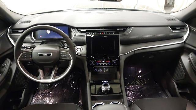 Photo of 2025 Diamond Black Crystal Pearlcoat Jeep Grand Cherokee L