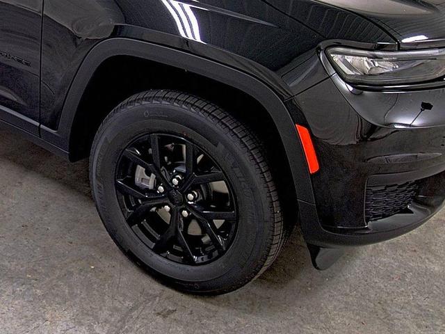 Photo of 2025 Diamond Black Crystal Pearlcoat Jeep Grand Cherokee L