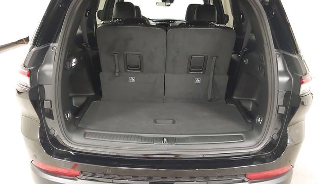Photo of 2025 Diamond Black Crystal Pearlcoat Jeep Grand Cherokee L