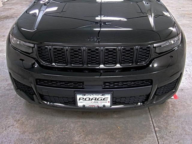Photo of 2025 Diamond Black Crystal Pearlcoat Jeep Grand Cherokee L