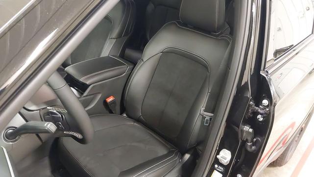 Photo of 2025 Diamond Black Crystal Pearlcoat Jeep Grand Cherokee L