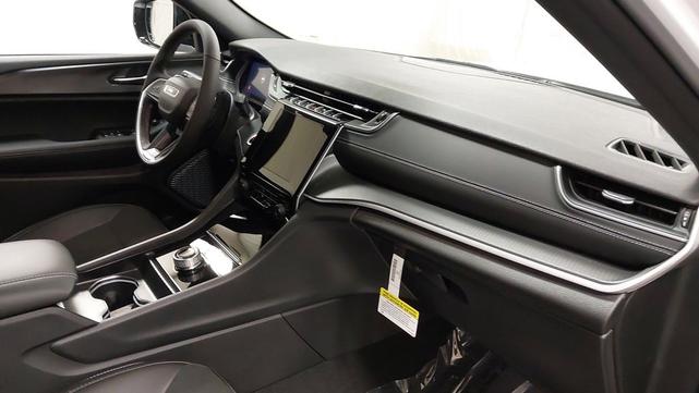 Photo of 2025 Bright White Clearcoat Jeep Grand Cherokee