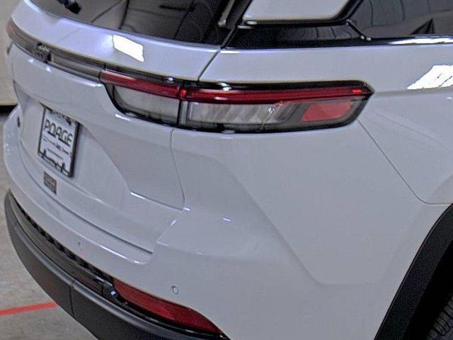 Photo of 2025 Bright White Clearcoat Jeep Grand Cherokee