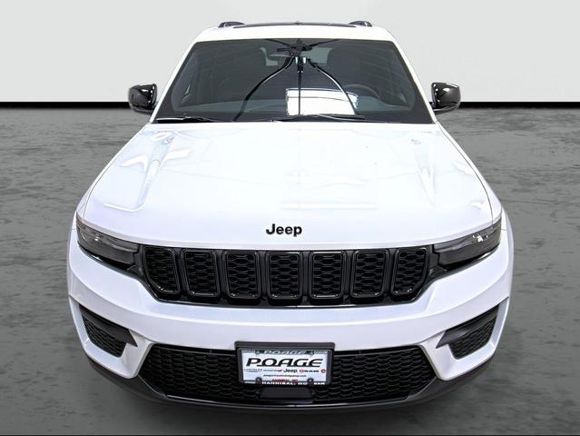 Photo of 2025 Bright White Clearcoat Jeep Grand Cherokee