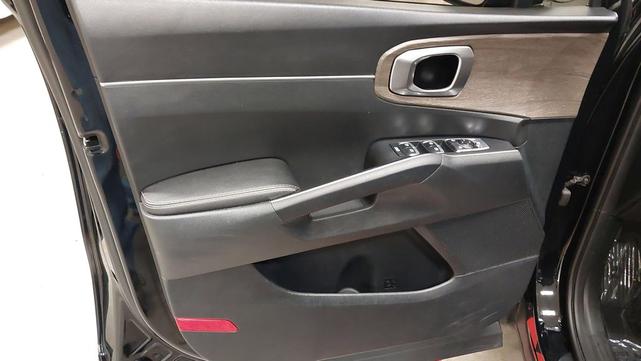 Photo of 2023 Ebony Black Kia Sorento
