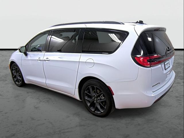 Photo of 2024 Bright White Clearcoat Chrysler Pacifica