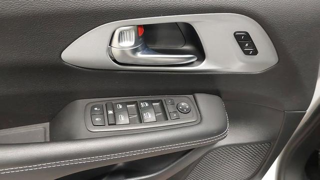 Photo of 2024 Bright White Clearcoat Chrysler Pacifica