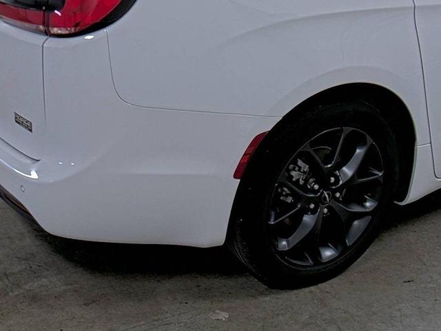 Photo of 2024 Bright White Clearcoat Chrysler Pacifica