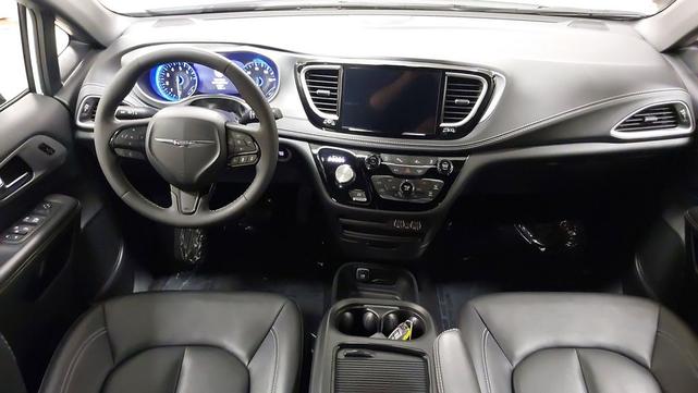 Photo of 2024 Bright White Clearcoat Chrysler Pacifica