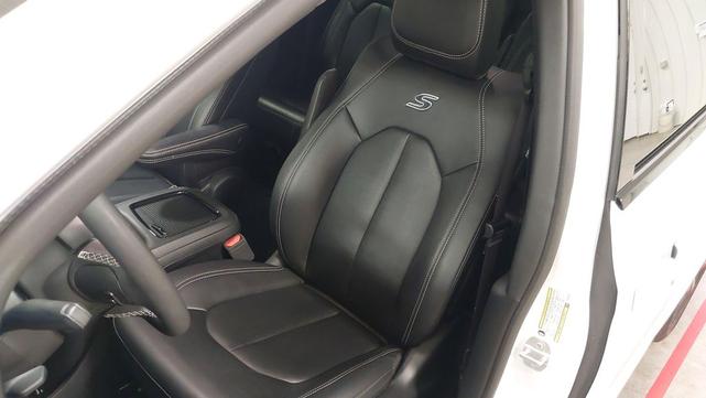 Photo of 2024 Bright White Clearcoat Chrysler Pacifica
