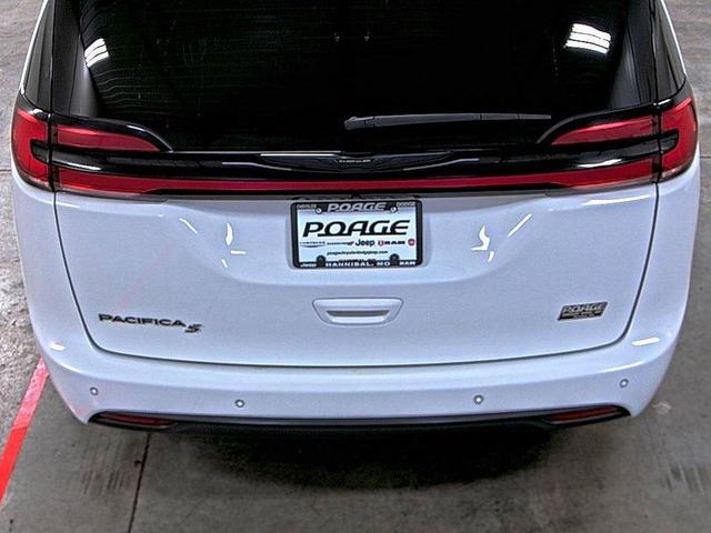 Photo of 2024 Bright White Clearcoat Chrysler Pacifica