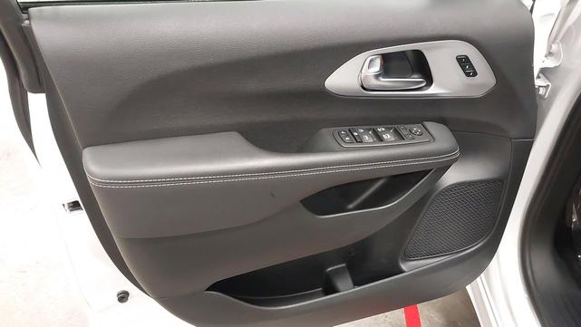 Photo of 2024 Bright White Clearcoat Chrysler Pacifica