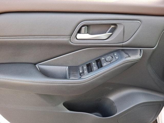 Photo of 2023 Pearl White Tricoat Nissan Rogue