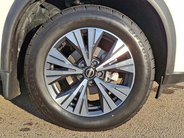 Photo of 2023 Pearl White Tricoat Nissan Rogue