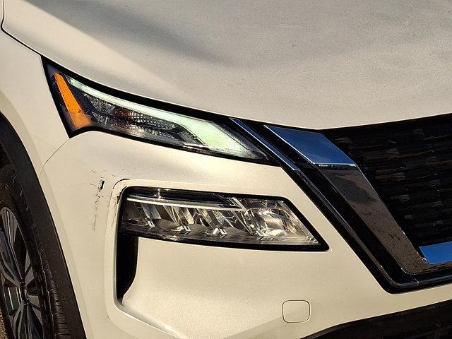 Photo of 2023 Pearl White Tricoat Nissan Rogue