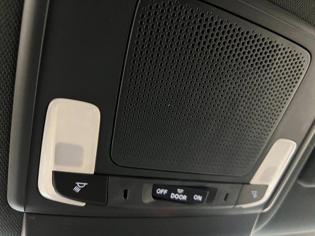 Photo of 2025 Platinum White Pearl Honda HR-V
