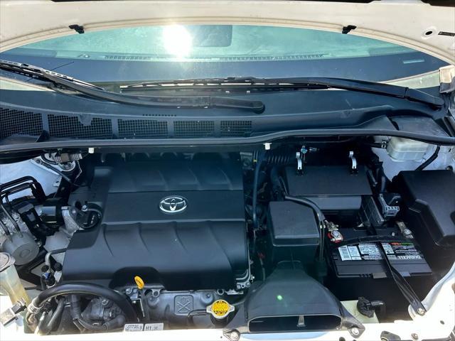Photo of 2012 Super White Toyota Sienna