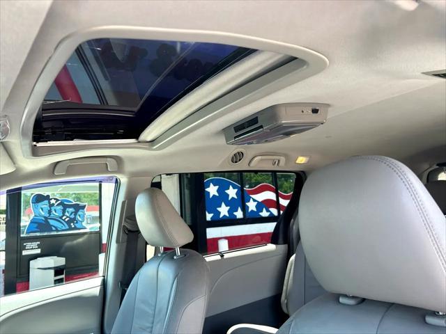 Photo of 2012 Super White Toyota Sienna